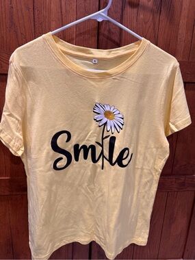 Smile Daisy Graphic Tee - Yellow